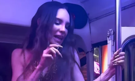 Belinda convierte microbús en “party bus” y se viraliza durante visita exprés a la CDMX