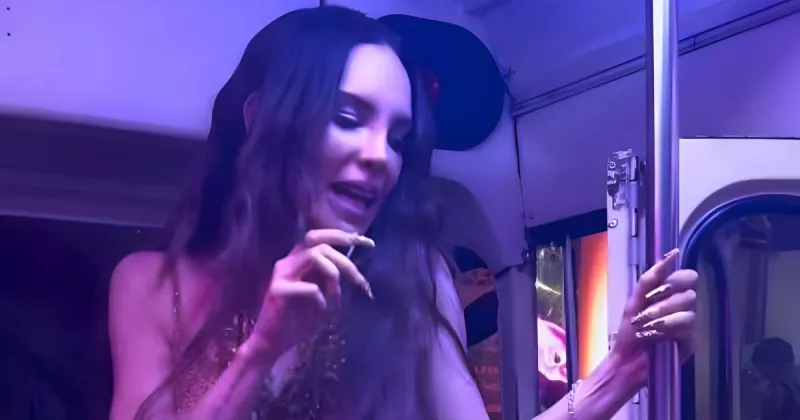 Belinda convierte microbús en “party bus” y se viraliza durante visita exprés a la CDMX