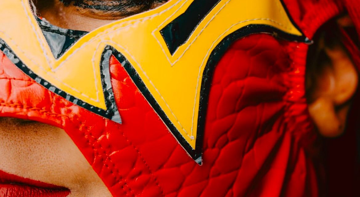 “Entre Sangre y Brillos”: la fuerza de las luchadoras juarenses llega a la galería