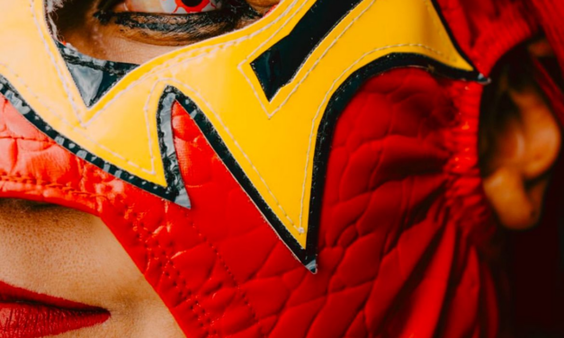 “Entre Sangre y Brillos”: la fuerza de las luchadoras juarenses llega a la galería