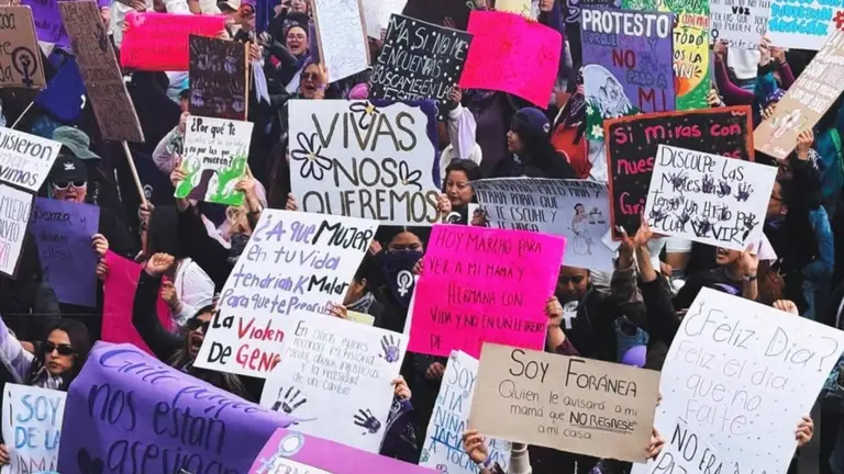 Marchas del 8M recorren Ciudad Juárez para exigir justicia y visibilizar la violencia contra las mujeres