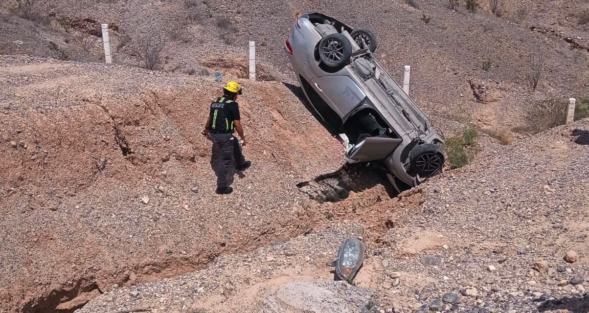 Volcadura en carretera Samalayuca–Juárez deja a una persona lesionada