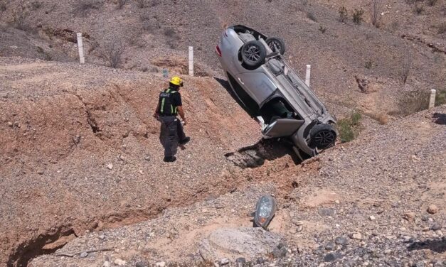 Volcadura en carretera Samalayuca–Juárez deja a una persona lesionada