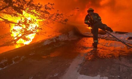 Atienden incendio en domicilios y corrales en la colonia San Antonio