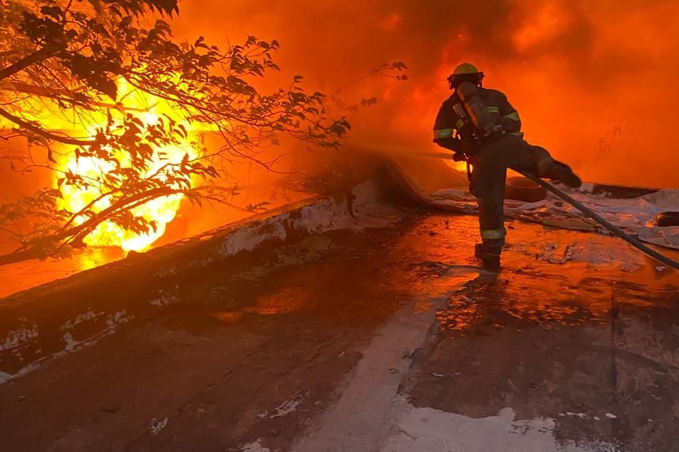 Atienden incendio en domicilios y corrales en la colonia San Antonio