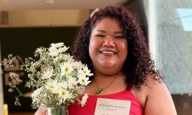 Invitan a la presentación del libro “Me brotan flores por la boca”, de la autora juarense Eliana Bernal
