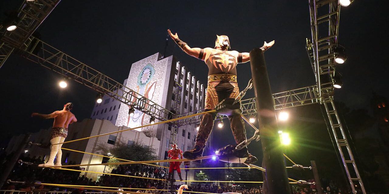 Miles vibran con función gratuita de lucha libre en la Plaza de Armas de Chihuahua