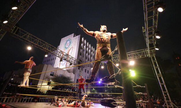 Miles vibran con función gratuita de lucha libre en la Plaza de Armas de Chihuahua