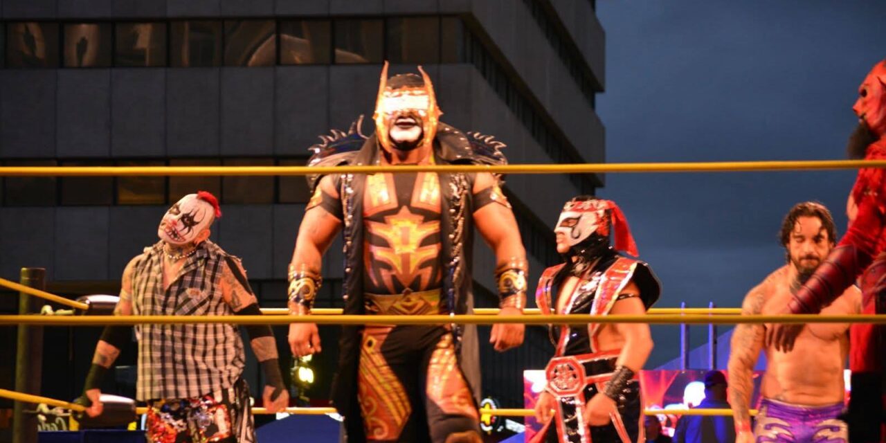 Miles vibran con función gratuita de lucha libre en la Plaza de Armas de Chihuahua