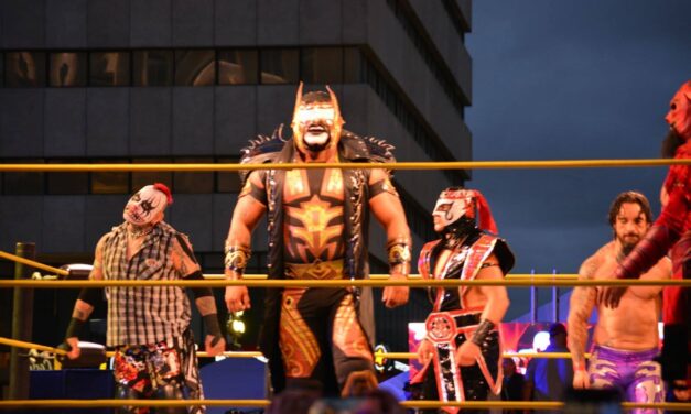 Miles vibran con función gratuita de lucha libre en la Plaza de Armas de Chihuahua