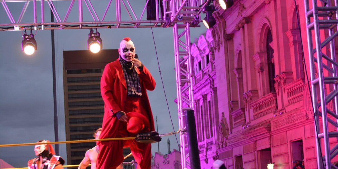 Miles vibran con función gratuita de lucha libre en la Plaza de Armas de Chihuahua
