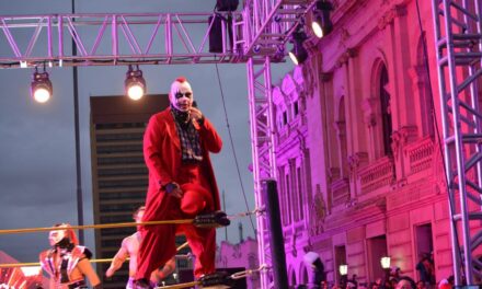 Miles vibran con función gratuita de lucha libre en la Plaza de Armas de Chihuahua