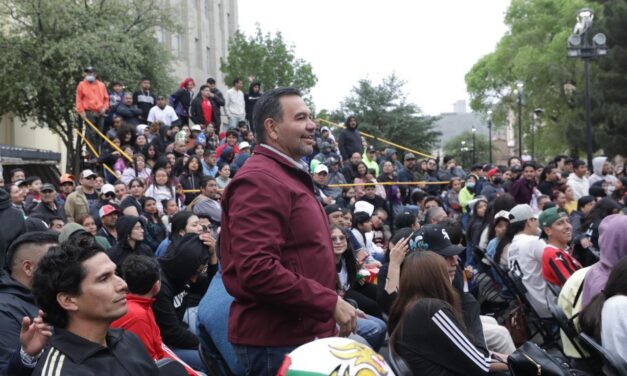 Miles vibran con función gratuita de lucha libre en la Plaza de Armas de Chihuahua