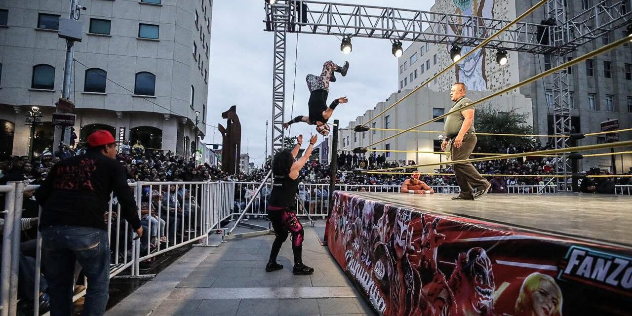 Miles vibran con función gratuita de lucha libre en la Plaza de Armas de Chihuahua