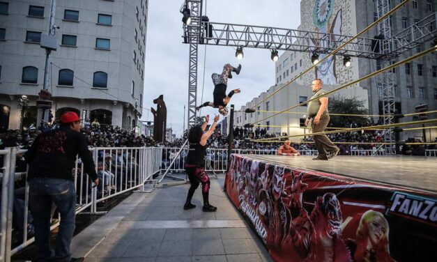 Miles vibran con función gratuita de lucha libre en la Plaza de Armas de Chihuahua