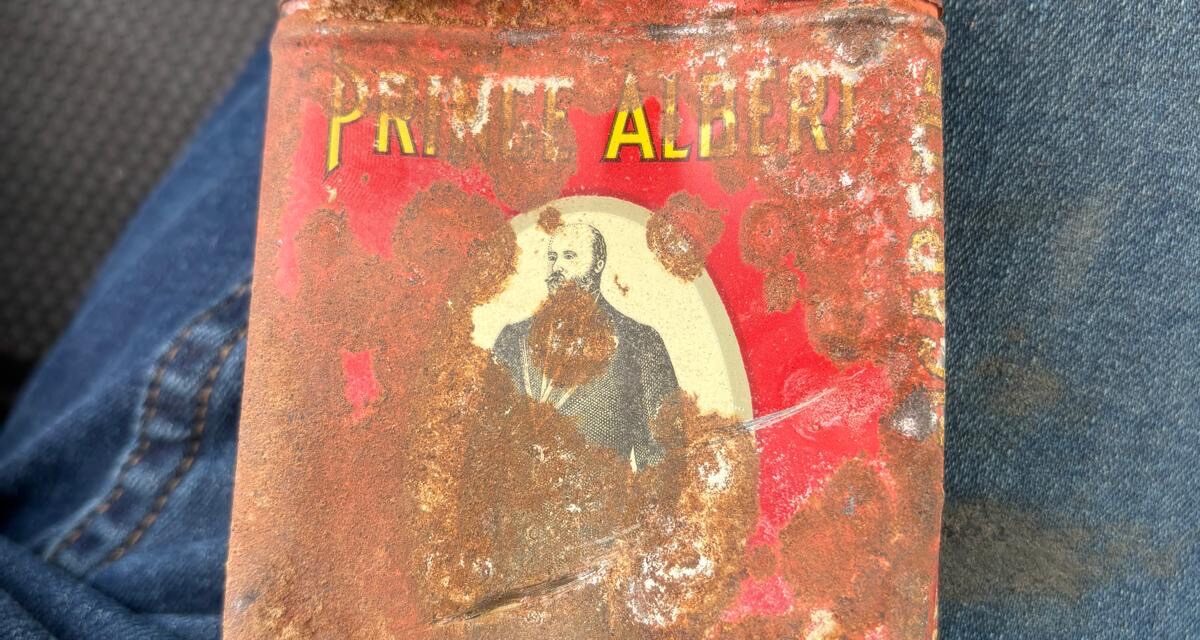 Encuentran mensaje oculto de hace 85 años en iglesia de Fabens durante remodelación