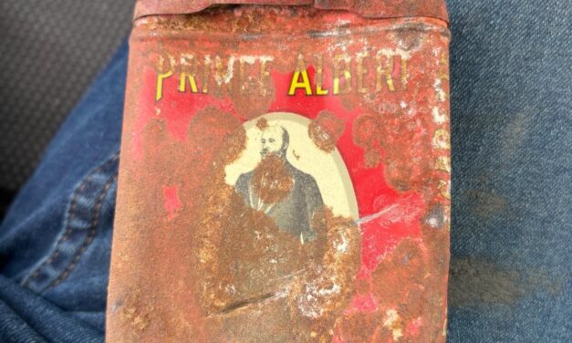 Encuentran mensaje oculto de hace 85 años en iglesia de Fabens durante remodelación