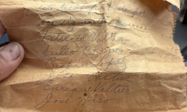 Encuentran mensaje oculto de hace 85 años en iglesia de Fabens durante remodelación