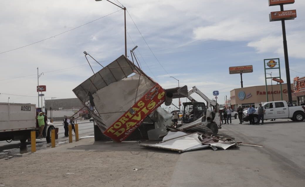 Retira Municipio puesto instalado sobre la vía pública