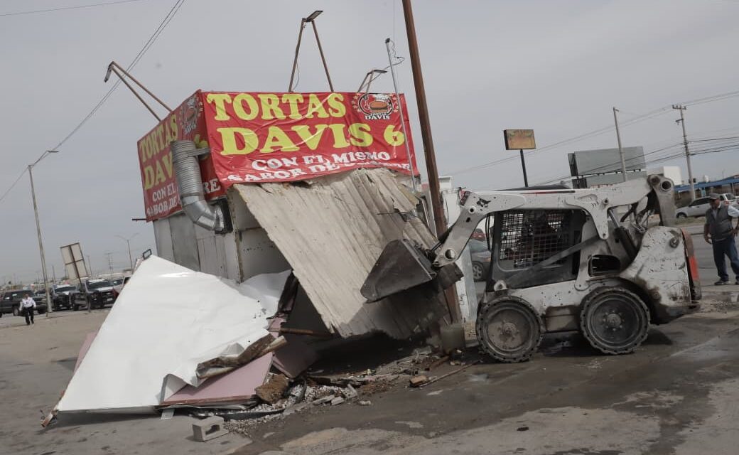 Retira Municipio puesto instalado sobre la vía pública
