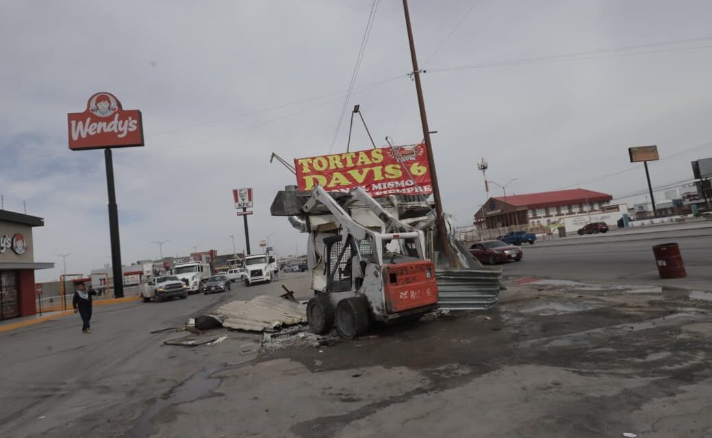 Retira Municipio puesto instalado sobre la vía pública