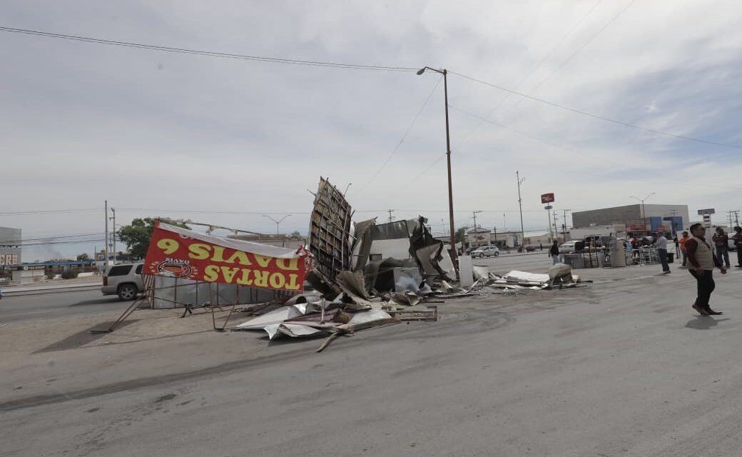 Retira Municipio puesto instalado sobre la vía pública