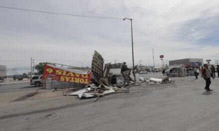 Retira Municipio puesto instalado sobre la vía pública