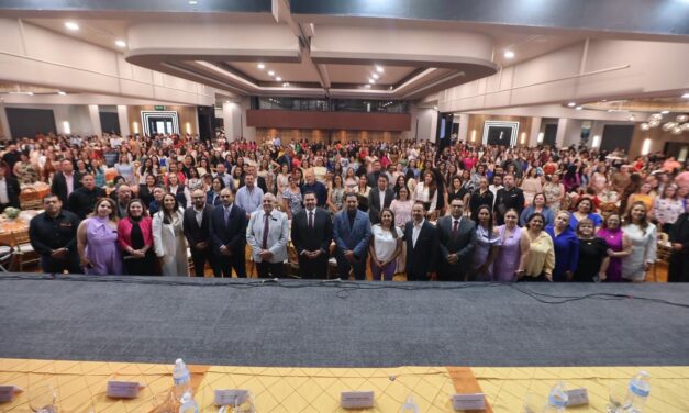 Reconoce Alcalde el trabajo de las educadores en su día