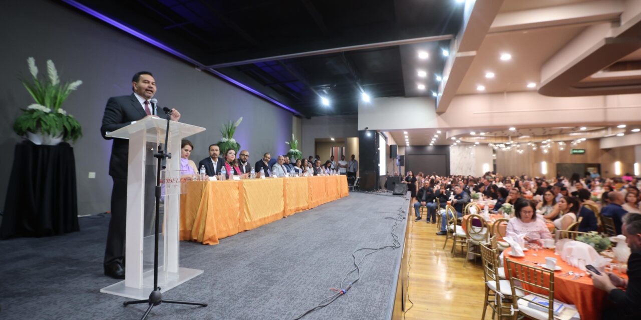 Reconoce Alcalde el trabajo de las educadores en su día