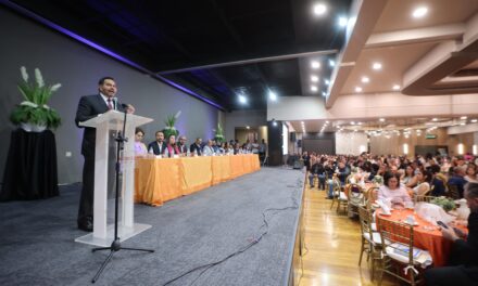 Reconoce Alcalde el trabajo de las educadores en su día
