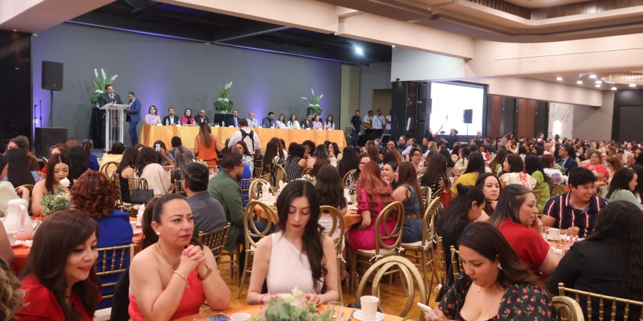 Reconoce Alcalde el trabajo de las educadores en su día