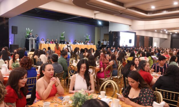 Reconoce Alcalde el trabajo de las educadores en su día