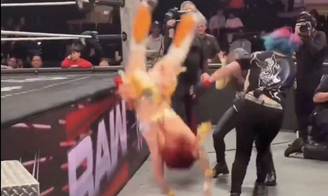 Impacta caída de Iyo Sky en WWE Raw y enciende alarmas