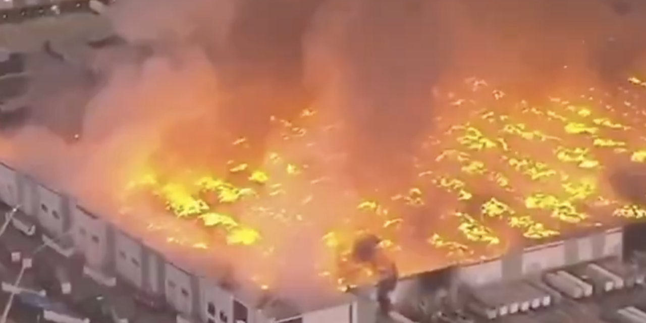 Incendio masivo consume almacén de gran escala en California