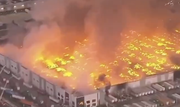 Incendio masivo consume almacén de gran escala en California