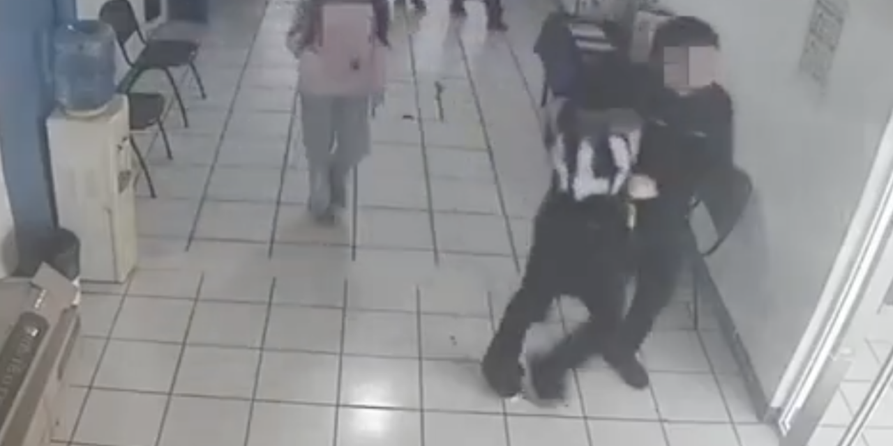 (VIDEO) Estudiantes enfrentaron y detuvieron al agresor tras el ataque en una preparatoria en Michoacán.