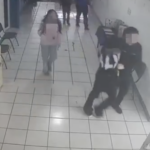 (VIDEO) Estudiantes enfrentaron y detuvieron al agresor tras el ataque en una preparatoria en Michoacán.