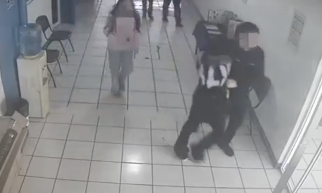 (VIDEO) Estudiantes enfrentaron y detuvieron al agresor tras el ataque en una preparatoria en Michoacán.