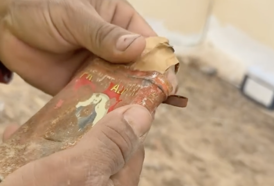 Encuentran mensaje oculto de hace 85 años en iglesia de Fabens durante remodelación