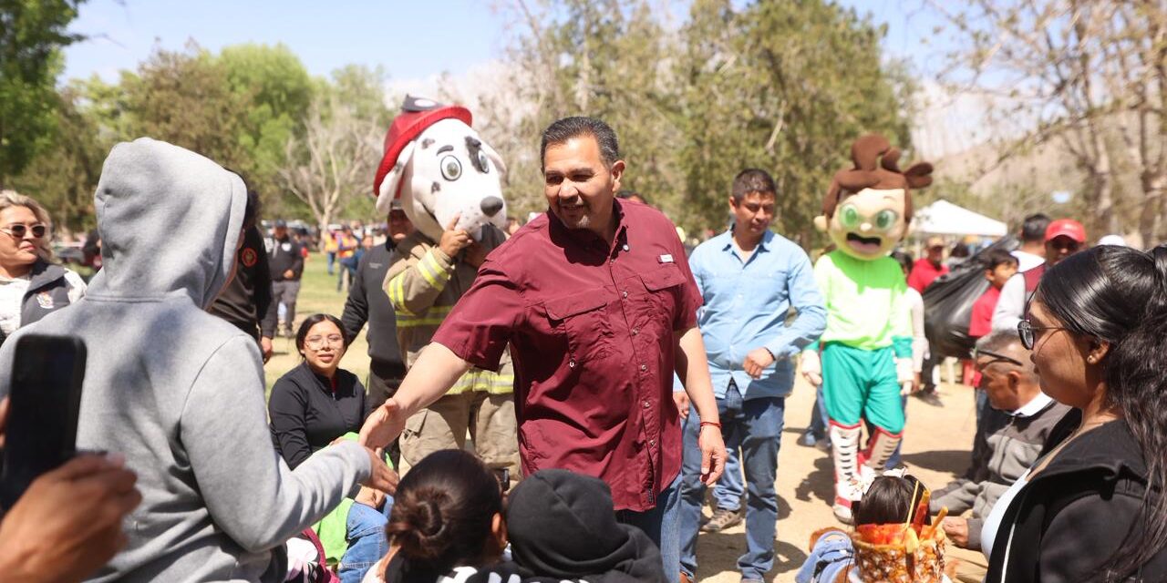 Convive alcalde con familias juarenses en el tradicional Domingo de Pascua en El Chamizal