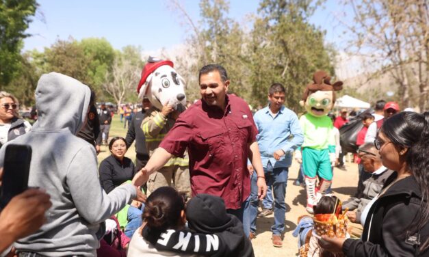 Convive alcalde con familias juarenses en el tradicional Domingo de Pascua en El Chamizal