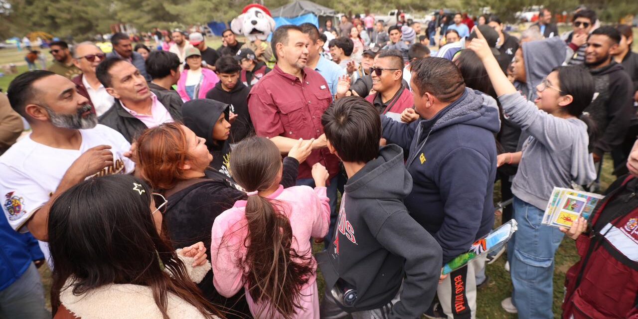 Convive alcalde con familias juarenses en el tradicional Domingo de Pascua en El Chamizal