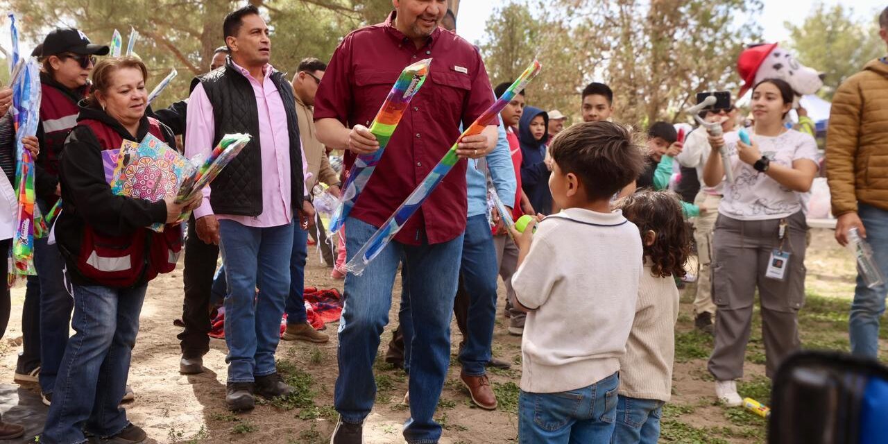 Convive alcalde con familias juarenses en el tradicional Domingo de Pascua en El Chamizal