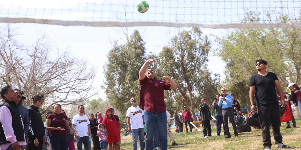 Convive alcalde con familias juarenses en el tradicional Domingo de Pascua en El Chamizal