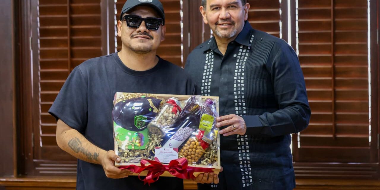 Aczino se reúne con el Presidente Cruz Pérez Cuéllar; respalda evento de freestyle en Juárez