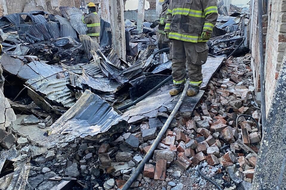 Incendio en predio de la colonia Santa Rosa deja pérdidas materiales y muerte de animales de granja