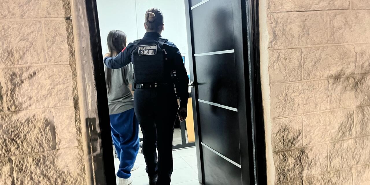 Localizan a menor con reporte de extravío en el Centro; detienen a joven por resistencia a la autoridad