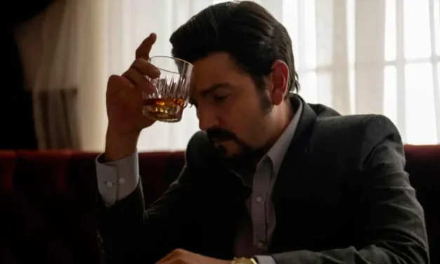 Diego Luna gana batalla contra marca de whisky por uso indebido de su imagen