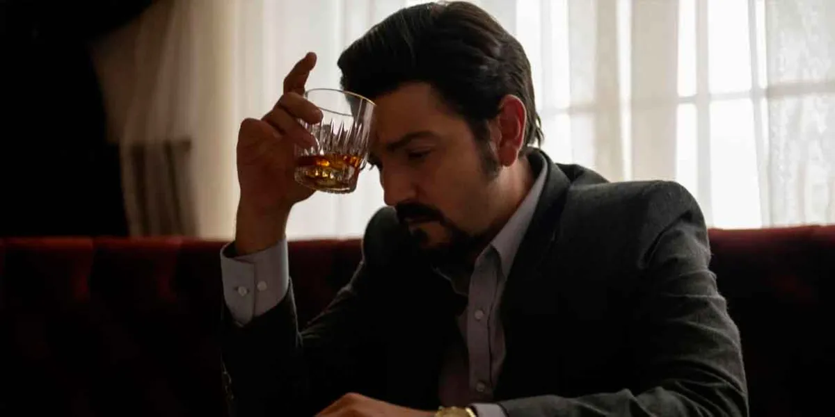 Diego Luna gana batalla contra marca de whisky por uso indebido de su imagen