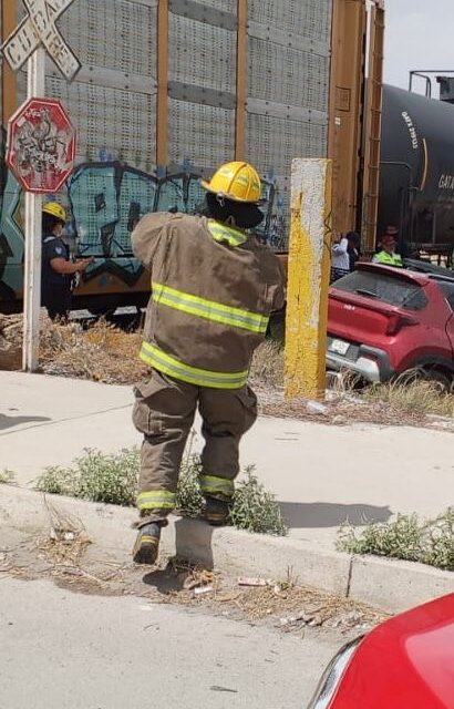 Choque con tren deja una persona lesionada en el Eje Vial Juan Gabriel